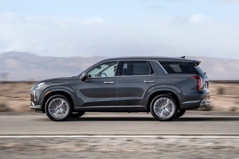 Новый Hyundai Palisade с почти не прикрытой оптикой проехался на камеру