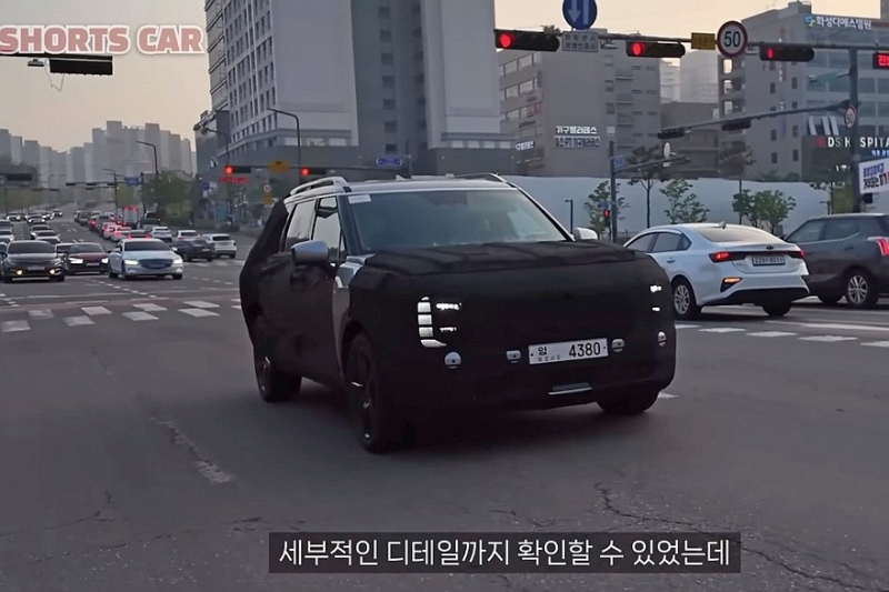 Новый Hyundai Palisade с почти не прикрытой оптикой проехался на камеру
