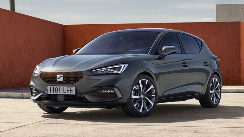 Обновлённый Seat Leon лишился базового мотора и получил дисплеи побольше