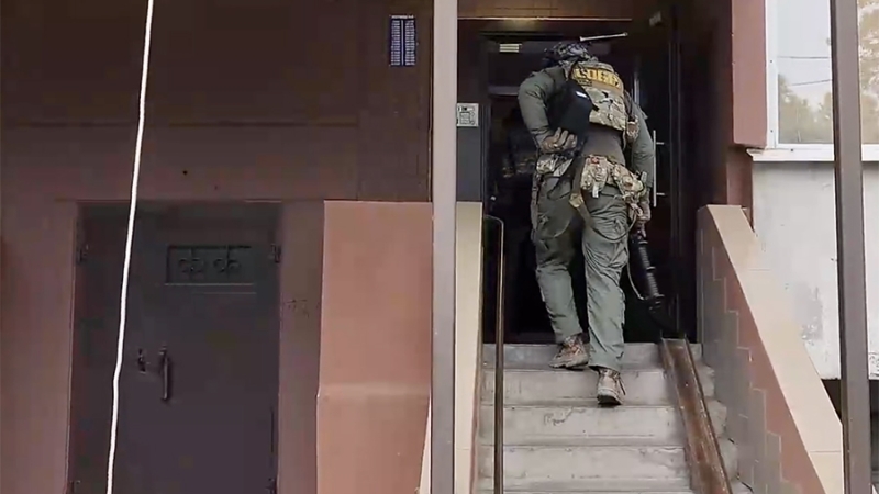 Росгвардия начала штурм квартиры стрелявшего по полицейским в Петербурге