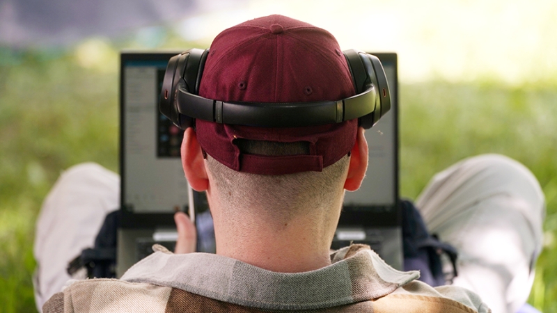 Более 80% россиянам приходится работать в отпуске