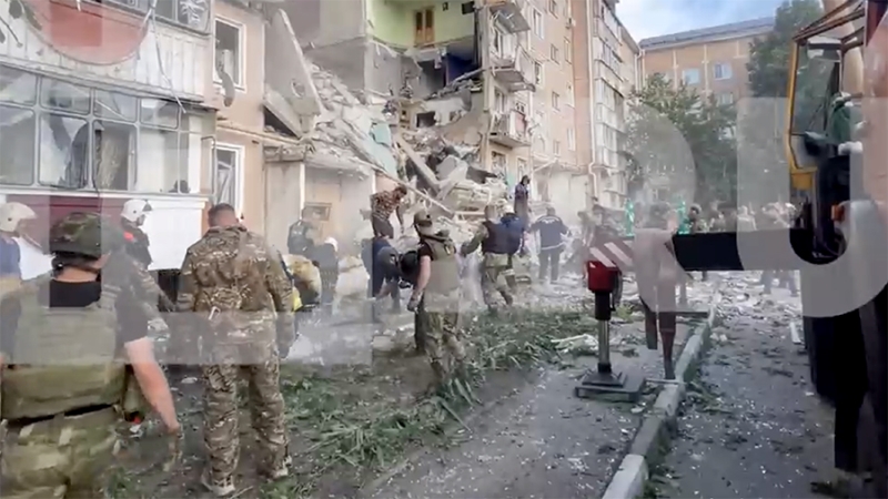 «Известия» показали кадры разбора завалов после обрушения подъезда в Шебекино