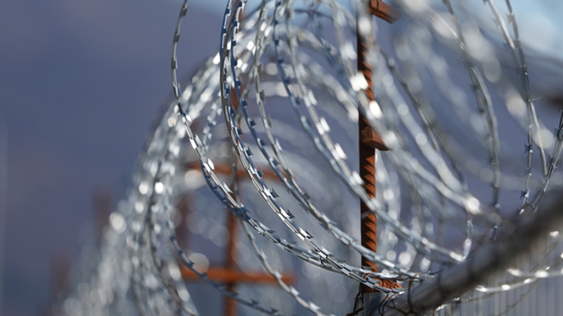 Москвича арестовали на 10 суток за футболку с символикой украинской организации