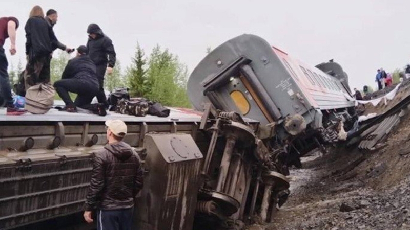 На место схода вагонов поезда в Коми выехали медики