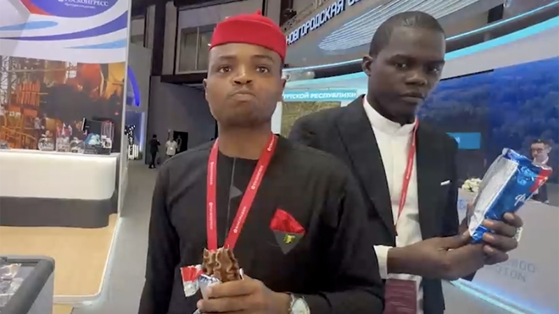 На ПМЭФ гости из Нигерии попробовали луганское мороженое