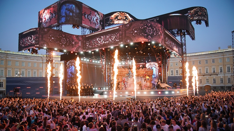 Оркестр CAGMO исполнил хиты «Короля и Шута» на празднике выпускников «Алые паруса»