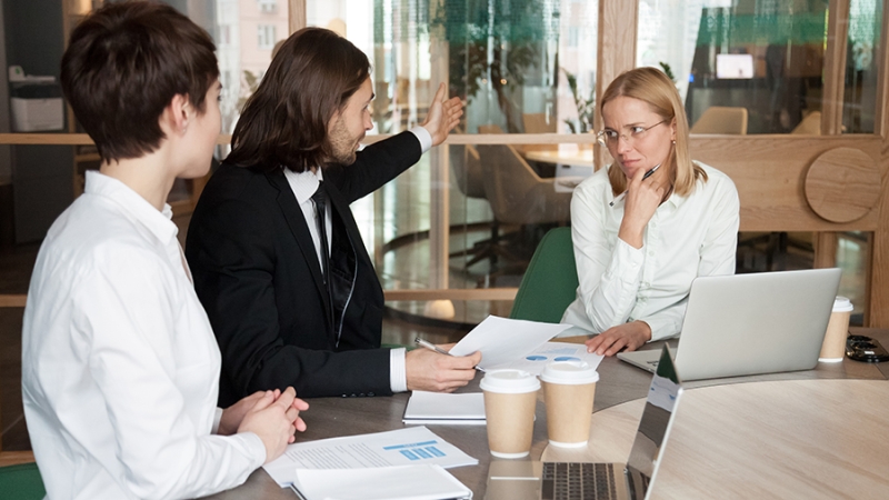 Психолог рассказала, как реагировать на хамство