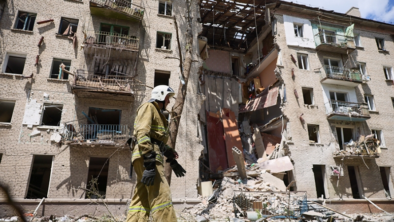Спасатели извлекли из-под завалов дома в Луганске тела еще двух человек