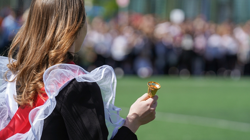 Специалисты назвали средний чек трат на выпускной в 2024 году