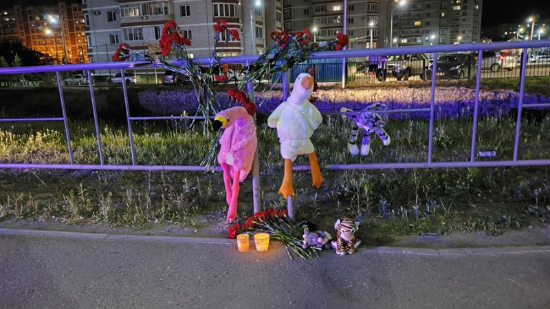 В Благовещенске на месте гибели детей в ДТП появился стихийный мемориал