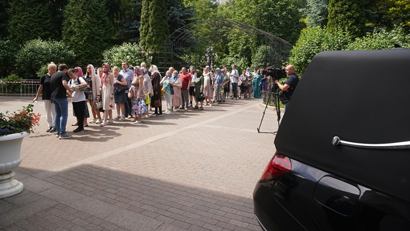 В Москве люди выстраиваются в очередь на прощание с Анастасией Заворотнюк