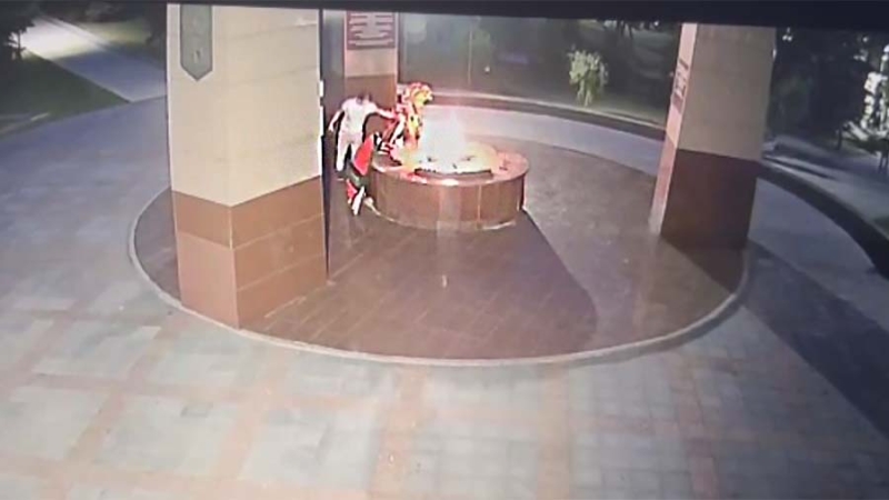 В Подмосковье задержан разбросавший венки у Вечного огня мужчина