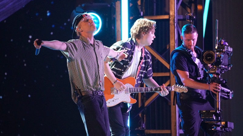 Ваня Дмитриенко посвятил выступление на «Алых парусах» своей маме