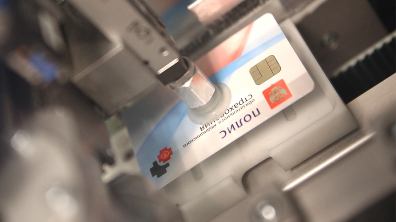 Эксперты сообщили о схеме мошенников с заменой полиса ОМС