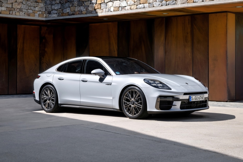 Гамму Porsche Panamera пополнили топ-версия Turbo S E-Hybrid и двайверская GTS