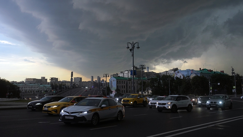 Москвичам пообещали ливень с грозой до вечера 28 июля