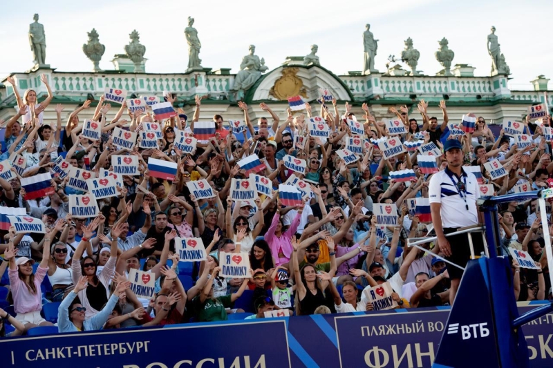 Пляжный волейбол на Дворцовой площади