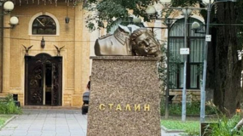 Полицейские задержали повредившего бюст Сталина в Подмосковье мужчину