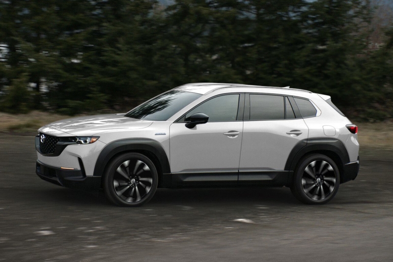 У кроссовера Mazda CX-50 появилась версия с гибридной установкой от Toyota
