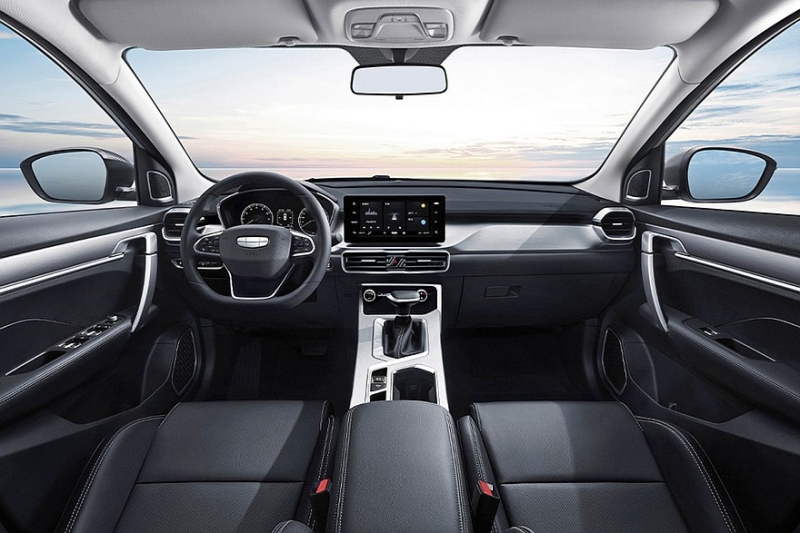 Упрощённый Geely Coolray с атмосферником поступил в продажу