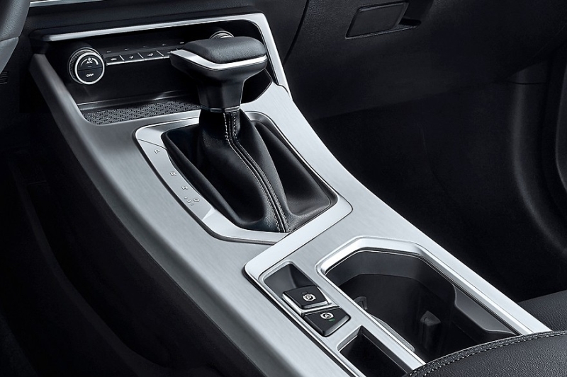 Упрощённый Geely Coolray с атмосферником поступил в продажу