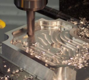 Инновации в обработке: выбор между фрезерным станком с ЧПУ и 5-осевым фрезерным станком