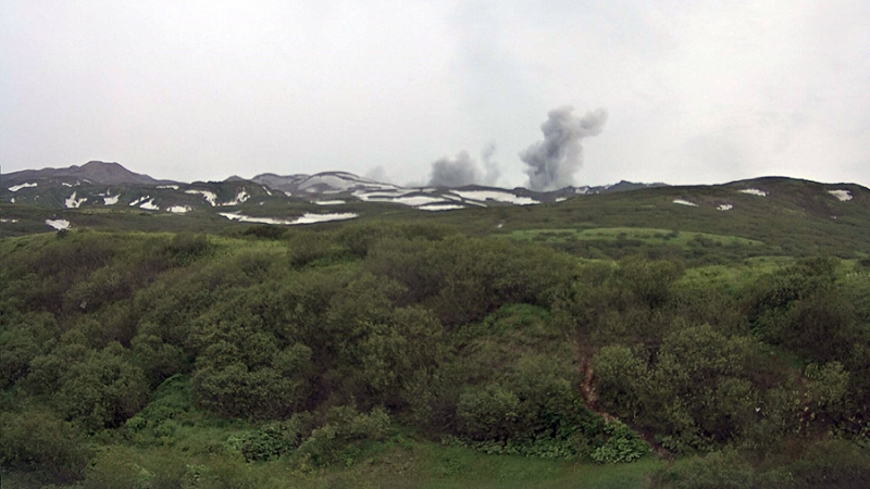 Вулкан Эбеко на Курилах выбросил пепел на высоту 4 км