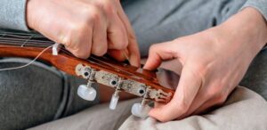 Выбор и замена гитарных струн: советы и рекомендации для начинающих и профессионалов