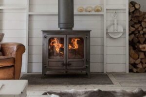 Чугунная топка для камина: особенности, преимущества и выбор