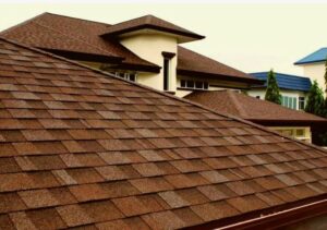 Битумная черепица: преимущества, виды и особенности применения