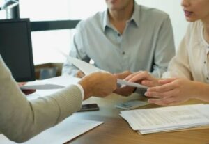 Банки, выдающие кредит с поручителем: условия и требования к заёмщикам