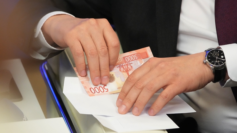 Экс-сотрудников Минобороны РФ обвинили в получении взятки в 7,7 млн рублей