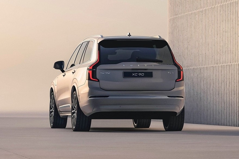 Обновлённый Volvo XC90: косая решётка, более рафинированный салон и прежняя техника