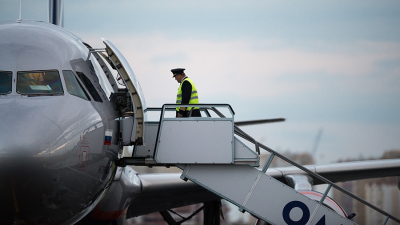 С рейса Омск – Петербург сняли двух пьяных пассажиров