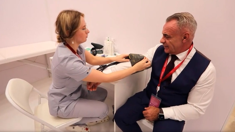 Журналист Петр Марченко одним из первых привился от гриппа на полях ВЭФ