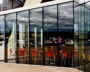 Остекление витрин: стильный и функциональный подход к оформлению торговых точек