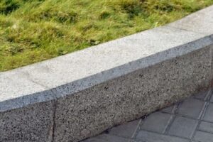 Гранитный бордюр: преимущества, характеристики и применение в строительстве