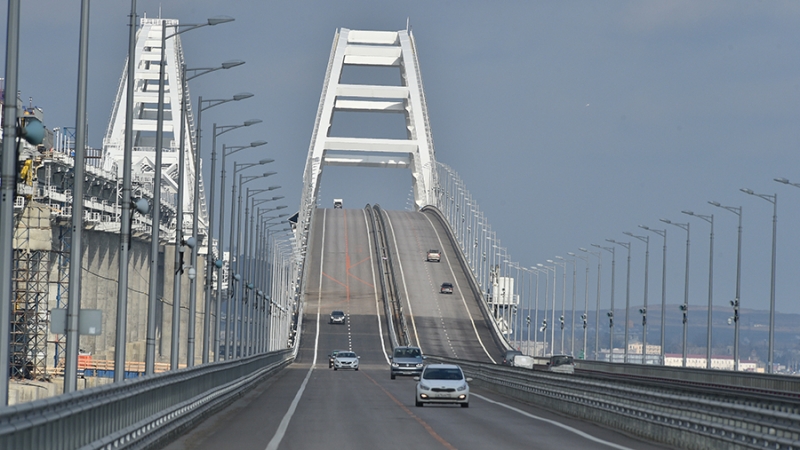 Крымский мост открыли для движения автомобилей после повторного перекрытия