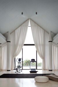 Шторы на нестандартные окна: варианты оформления и выбор подходящего дизайна