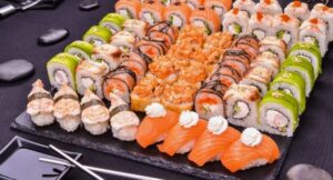 Что выбрать: посещение ресторана или заказ роллов с доставкой?