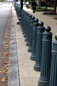 Металлические парковочные столбики и колесоотбойники: надёжная защита для вашего автомобиля