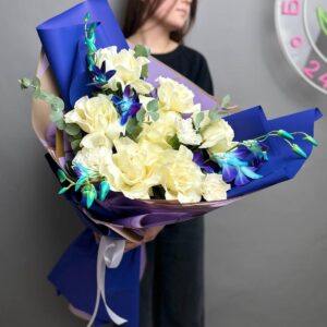 Нежность и изысканность: букет из белых роз и дендробиума