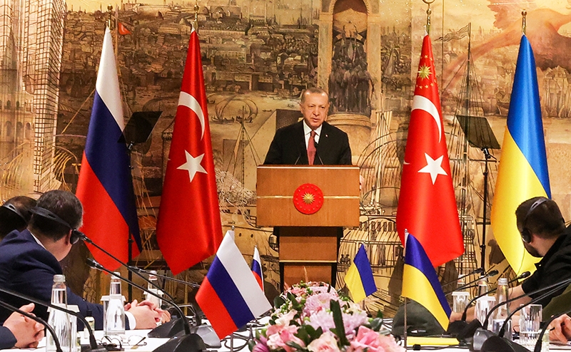 Лавров насупился: Турции хорошо сидеть на двух стульях — но они могут стать электрическими