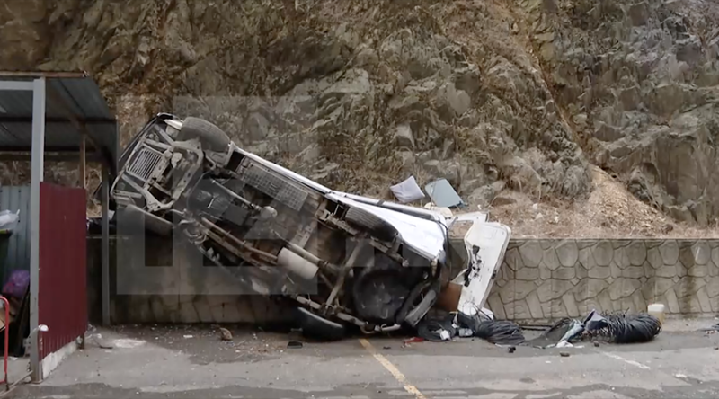 Опубликованы кадры с места падения микроавтобуса с высоты 12 м во Владивостоке