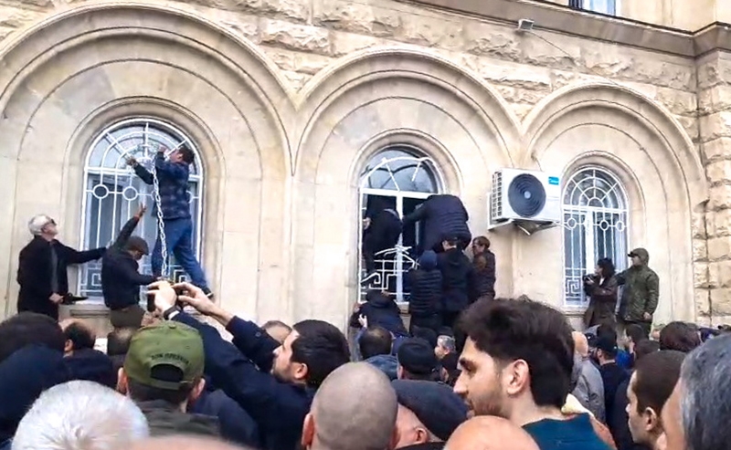 Особенности мандариновой революции в Абхазии: штурм парламента начали с антироссийских лозунгов, затем подняли триколор