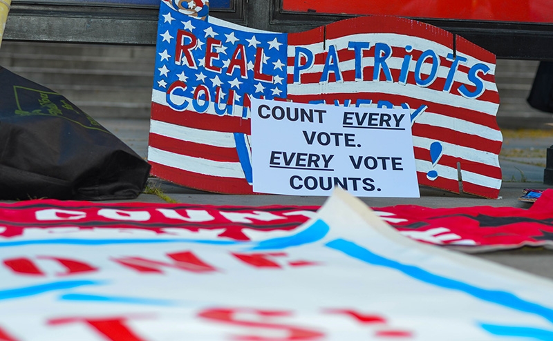 Пол Крэйг Робертс: Америка легализовала урны для голосования на углах улиц. Теперь это действительно урны