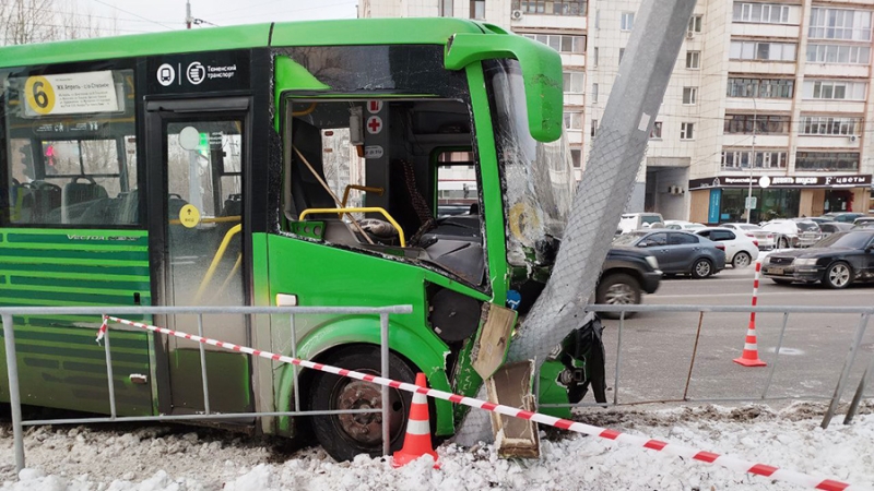 Уголовное дело возбудили после ДТП с маршрутным автобусом в Тюмени