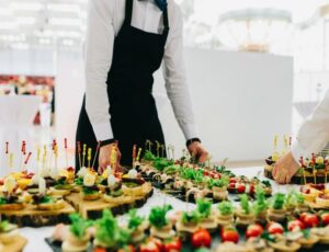 Кейтеринг на выезде: организация безупречного праздника для вашего мероприятия