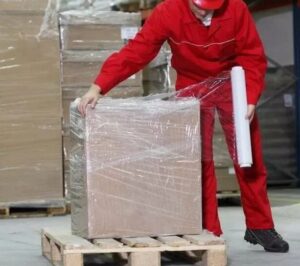 Упаковка паллет стрейч-плёнкой: подготовка товаров для продажи на маркетплейсах