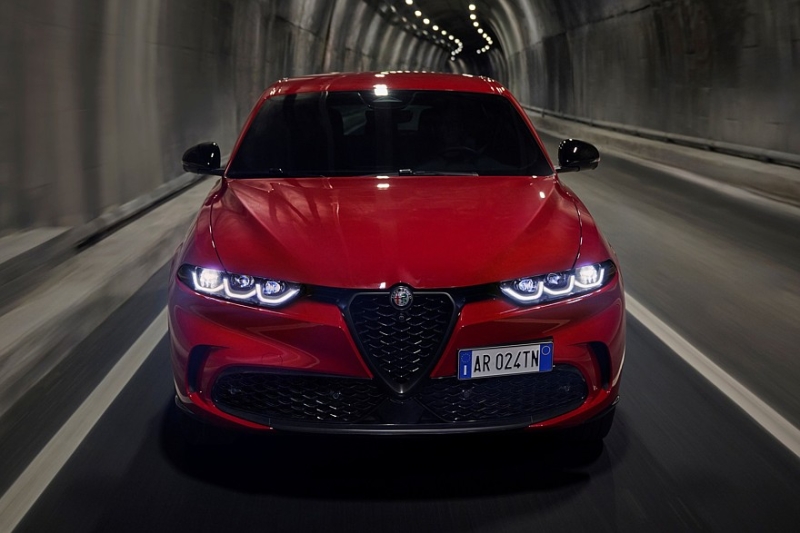 Alfa Romeo Tonale 2025 модельного года: обновки в салоне и сокращённая моторная гамма